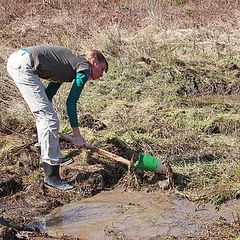 Helfer arbeitet beim Aushub des Unkenbiotops